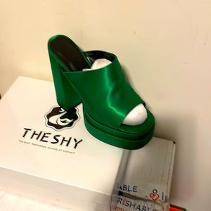 Green platforms sandals size 7 never worn